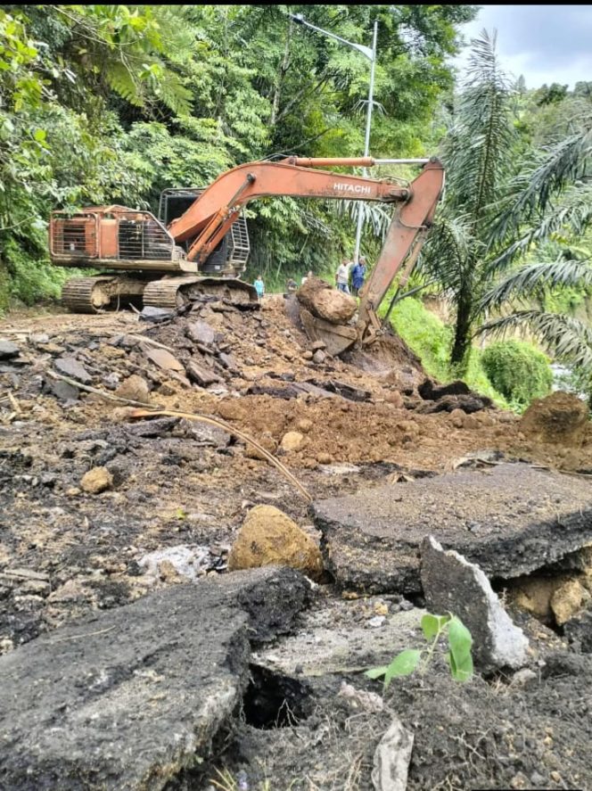 
 Warga dan Perantau Gayo Patungan Perbaiki Jalan Enang Enang yang Rusak