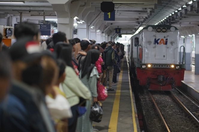 
 Bahaya! KAI Commuter Imbau Penumpang Tidak Meloncat Saat Kereta Belum Berhenti