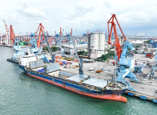 
 Impor 36.984 Ton Steel Slab Dibongkar PTP Nonpetikemas di Priok, Perkuat Rantai Pasok Industri