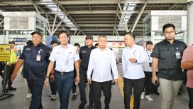 Menhub Dudy (tengah) saat peninjauan di Stasiun Bekasi Timur