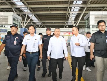 Menhub Dudy (tengah) saat peninjauan di Stasiun Bekasi Timur
