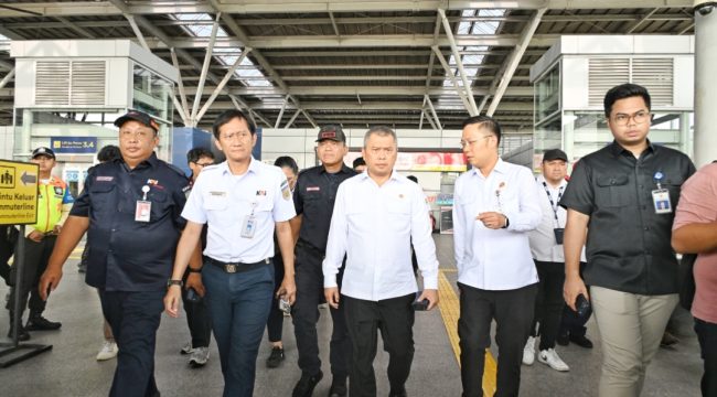 Menhub Dudy (tengah) saat peninjauan di Stasiun Bekasi Timur