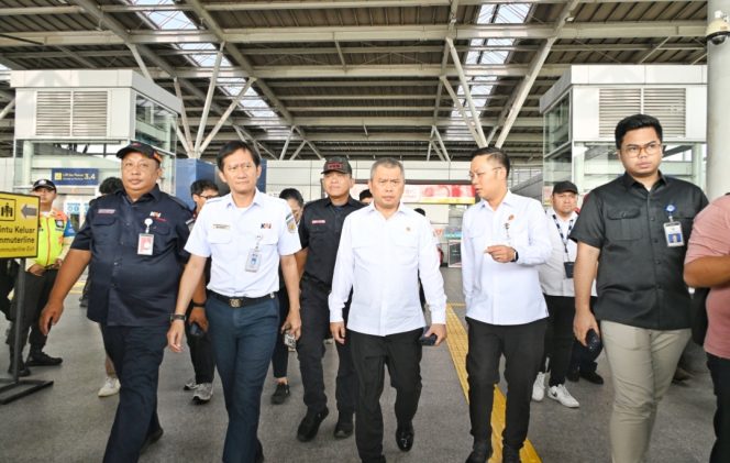 
 Menhub Dudy (tengah) saat peninjauan di Stasiun Bekasi Timur