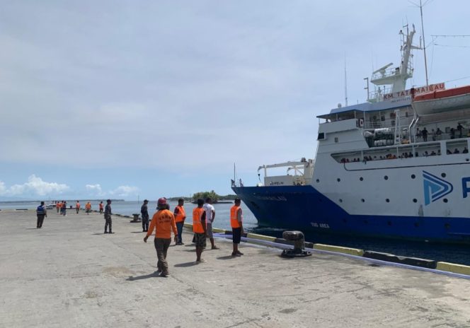 
 Kapal PELNI sandar di Pelabuhan Tobelo
