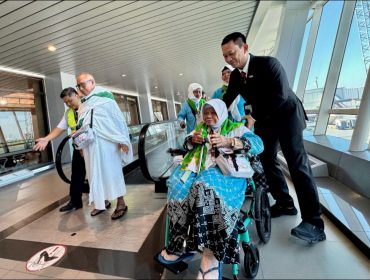 Jemaah angkutan haji di Bandara Juanda, Surabaya