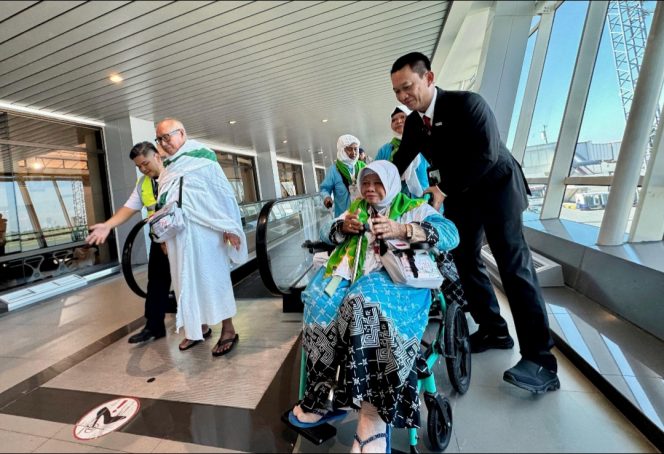 
 Jemaah angkutan haji di Bandara Juanda, Surabaya
