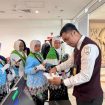 Petugas memeriksa dokumen jemaah haji