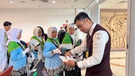 Petugas memeriksa dokumen jemaah haji
