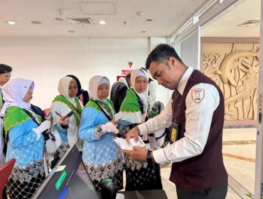 Petugas memeriksa dokumen jemaah haji