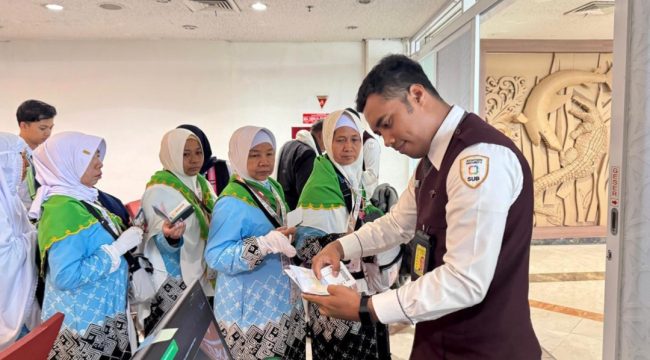 Petugas memeriksa dokumen jemaah haji