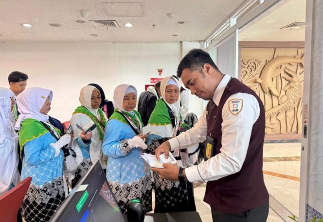 
 Petugas memeriksa dokumen jemaah haji