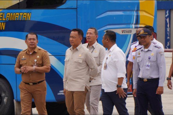 
 Dirjen Aan saat tinjau bus di terminal