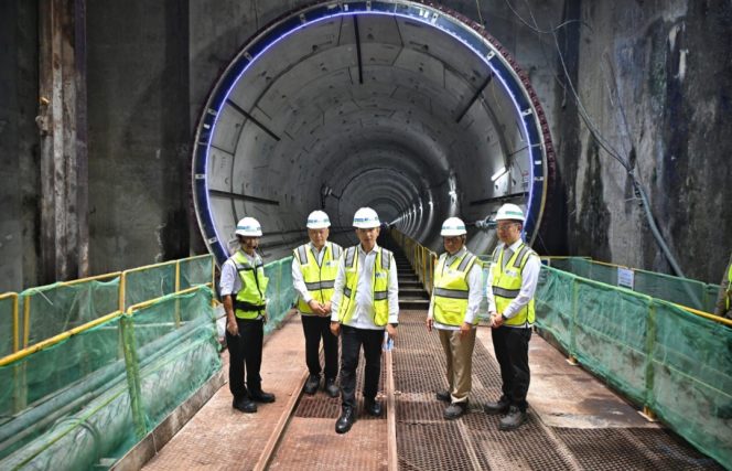 
 Wapres dan Menhub beserta Gubernur DKI Jakarta saat meninjau proyek pembangunan MRT Fase II