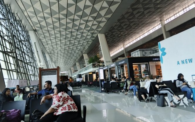 
 Penumpang di Bandara Soetta