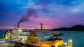 Kapal ferry ASDP di Pelabuhan