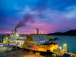 Kapal ferry ASDP di Pelabuhan
