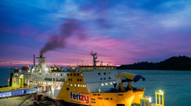 Kapal ferry ASDP di Pelabuhan