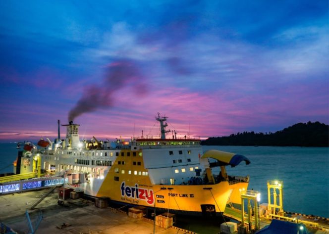 
 Kapal ferry ASDP di Pelabuhan