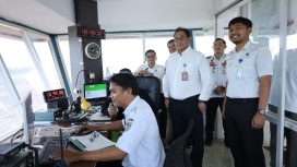 Dirut Airnav di ruang ATC