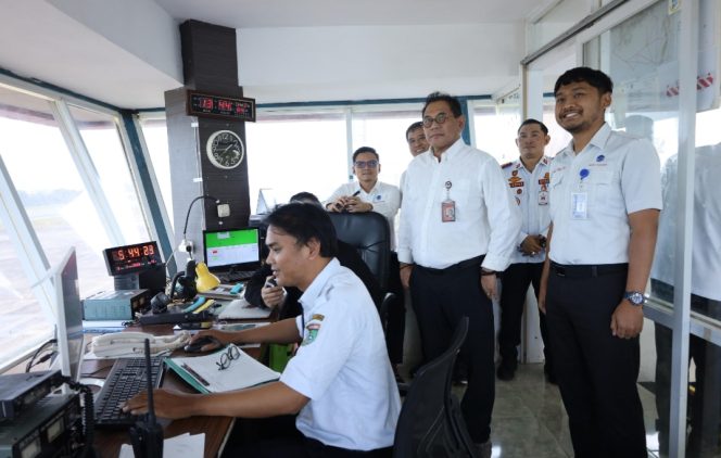 
 Dirut Airnav di ruang ATC
