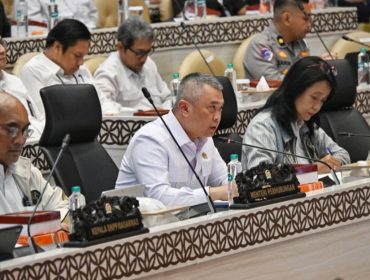Menhub Dudy (tengah) di gedung DPR