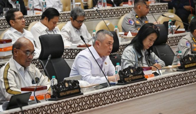 
 Menhub Dudy (tengah) di gedung DPR