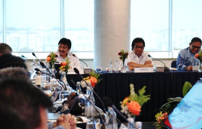 
 Dirjen Hubud, Wakil Komisi V DPR, dan Dirut AirNav Indonesia