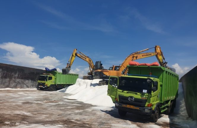 
 Aktivitas di Pelabuhan Cirebon