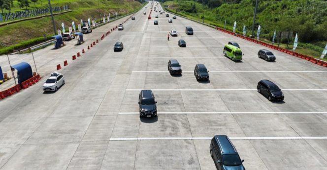 
 Lalu lintas jalan raya