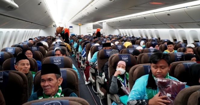 
 Jemaah haji di pesawat Garuda