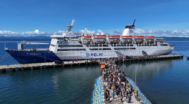 
 Penumpang kapal PELNI