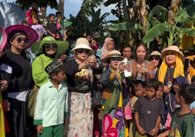 
 Artis Erna Santoso dan Penyair Halimah Munawir Berbagi Kebahagiaan Idul Adha di Kampung Nelayan