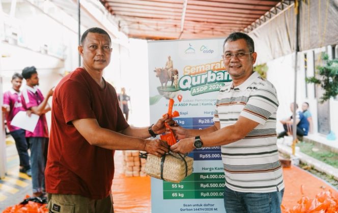 
 Penyaluran kurban secara simbolis dari ASDP pada warga sekitar