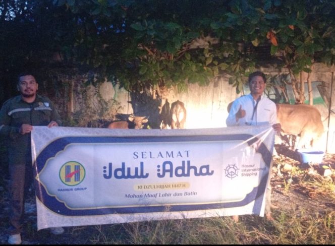 
 Penyerahan hewan kurban secara simbolis oleh HIS