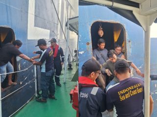 Bantuan PPLP Tanjung Priok saat evakuasi 28 penumpang KMP Mutiara Mutiara Persada IIII di Perairan Selat Sunda