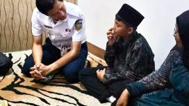 Dirut KAI Bobby Rasyidin berbincang dengan keluarga korban pascakejadian kecelakaan kereta api di Bekasi Timur. KAI memberikan jaminan pendidikan melalui program Asuransi Pendidikan ke anak keluarga korban agar dapat melanjutkan sekolah.
