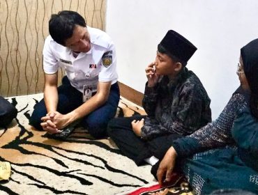 Dirut KAI Bobby Rasyidin berbincang dengan keluarga korban pascakejadian kecelakaan kereta api di Bekasi Timur. KAI memberikan jaminan pendidikan melalui program Asuransi Pendidikan ke anak keluarga korban agar dapat melanjutkan sekolah.