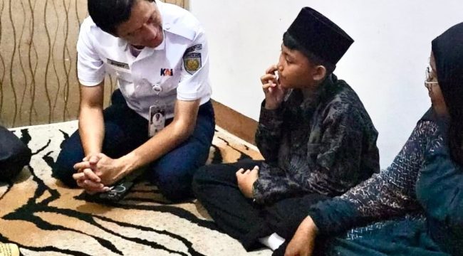 Dirut KAI Bobby Rasyidin berbincang dengan keluarga korban pascakejadian kecelakaan kereta api di Bekasi Timur. KAI memberikan jaminan pendidikan melalui program Asuransi Pendidikan ke anak keluarga korban agar dapat melanjutkan sekolah.