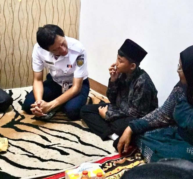 
 Dirut KAI Bobby Rasyidin berbincang dengan keluarga korban pascakejadian kecelakaan kereta api di Bekasi Timur. KAI memberikan jaminan pendidikan melalui program Asuransi Pendidikan ke anak keluarga korban agar dapat melanjutkan sekolah.