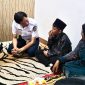 Dirut KAI Bobby Rasyidin berbincang dengan keluarga korban pascakejadian kecelakaan kereta api di Bekasi Timur. KAI memberikan jaminan pendidikan melalui program Asuransi Pendidikan ke anak keluarga korban agar dapat melanjutkan sekolah.