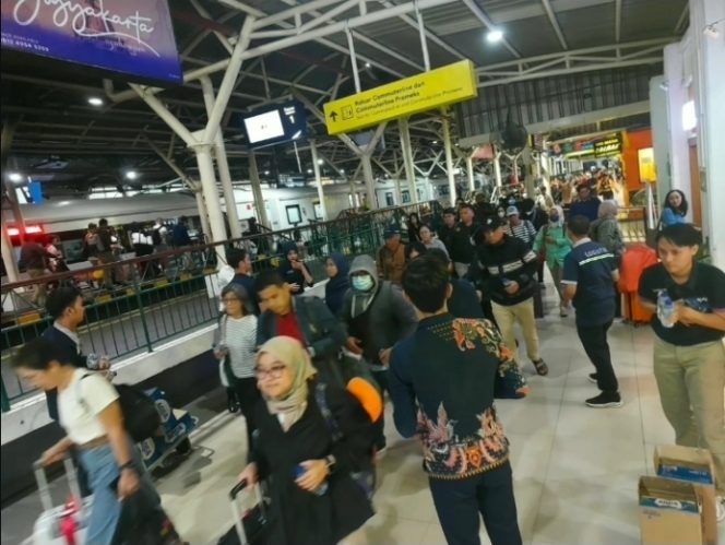 
 Frontliner KAI Services Bagikan Service Kompensasi bagi Penumpang Terdampak Keterlambatan