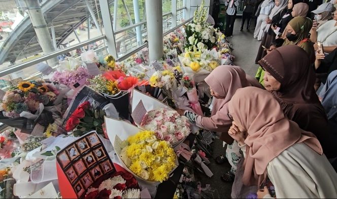 
 Lautan Bunga di Stasiun Bekasi Timur, Duka Penumpang KRL Menyatu dalam Diam, KAI ucapkan Terima Kasih Atas Empati yang Berdatangan
