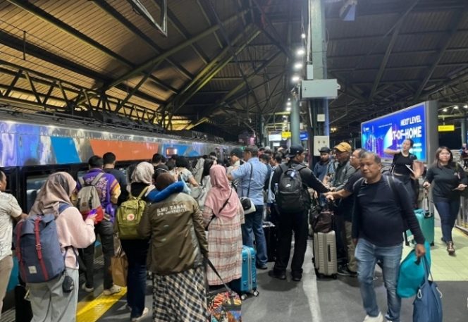 
 148 Ribu Pelanggan Gunakan KA saat Libur May Day, KAI Daop 1 Jakarta Catat Lonjakan Mobilitas