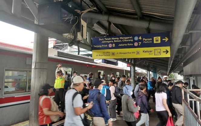 
 WFH Berlaku, Volume Penumpang Commuter Line Jabodetabek Turun 9 Persen