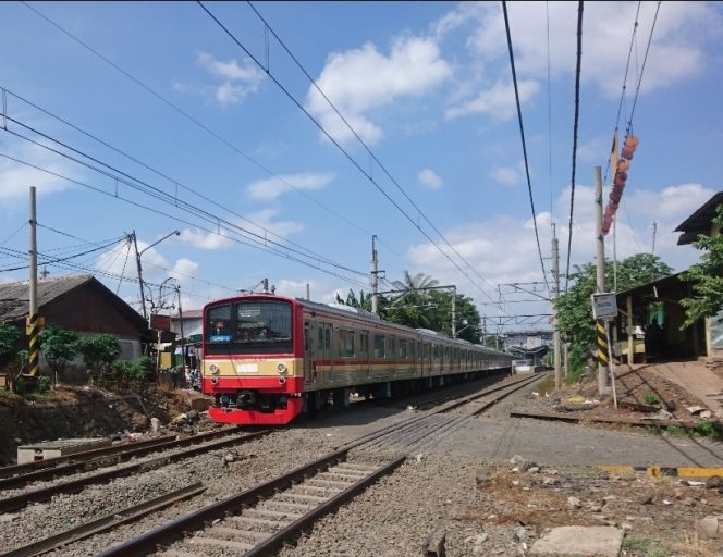 
 Diseruduk KRL di Perlintasan Dekat Stasiun Bekasi Timur, Pemotor Tewas