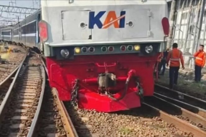 
 Kereta Api Keluar Jalur di Stasiun Pasar Senen, Sejumlah Perjalanan KA Terganggu