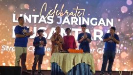 Direktur Utama PT LJN Kristoforus Hakim (kiri) bersama keluarga dan Direksi saat memotong kue ulang tahun perayaan selebrasi LJN ke 13 tahun di Luxus Grand Ballroom, Kemayoran, Jakarta saat pada Sabtu (23/5/2026).