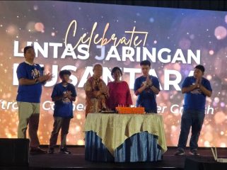 Direktur Utama PT LJN Kristoforus Hakim (kiri) bersama keluarga dan Direksi saat memotong kue ulang tahun perayaan selebrasi LJN ke 13 tahun di Luxus Grand Ballroom, Kemayoran, Jakarta saat pada Sabtu (23/5/2026).
