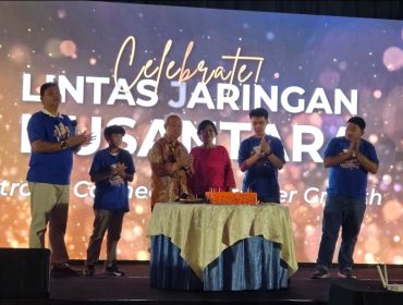 Direktur Utama PT LJN Kristoforus Hakim (kiri) bersama keluarga dan Direksi saat memotong kue ulang tahun perayaan selebrasi LJN ke 13 tahun di Luxus Grand Ballroom, Kemayoran, Jakarta saat pada Sabtu (23/5/2026).