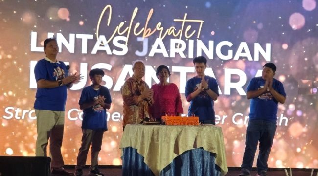 Direktur Utama PT LJN Kristoforus Hakim (kiri) bersama keluarga dan Direksi saat memotong kue ulang tahun perayaan selebrasi LJN ke 13 tahun di Luxus Grand Ballroom, Kemayoran, Jakarta saat pada Sabtu (23/5/2026).
